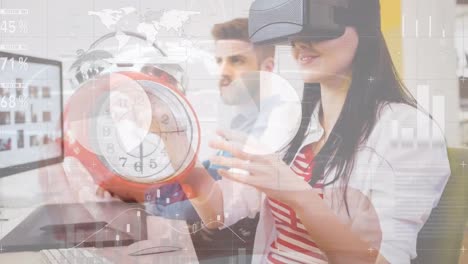 animación de procesamiento de datos y despertador sobre mujer caucásica usando auriculares vr en la oficina