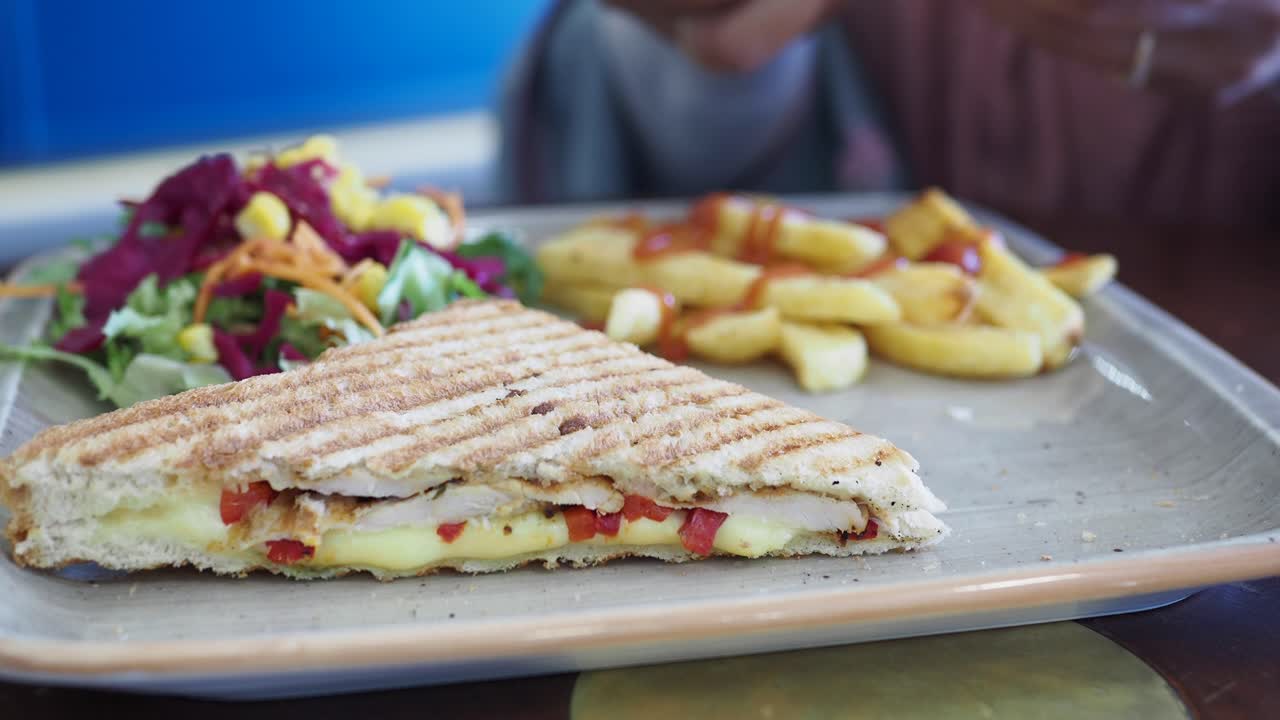 sándwich de pollo a la parrilla con papas fritas y ensalada