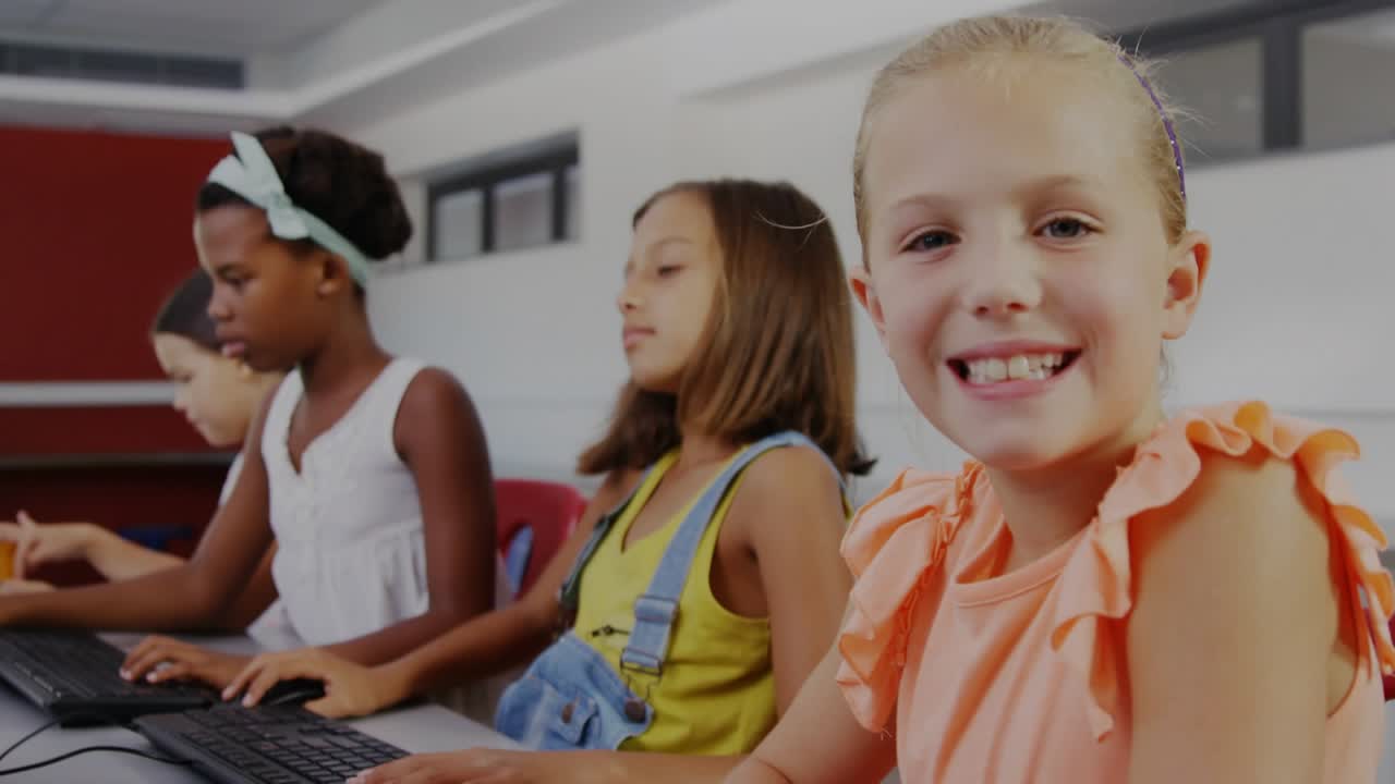 Schülerinnen tippen im Schullabor und lösen Schneeflocken aus, die gleiten und den Text ZURÜCK ZUR SCHULE enthüllen