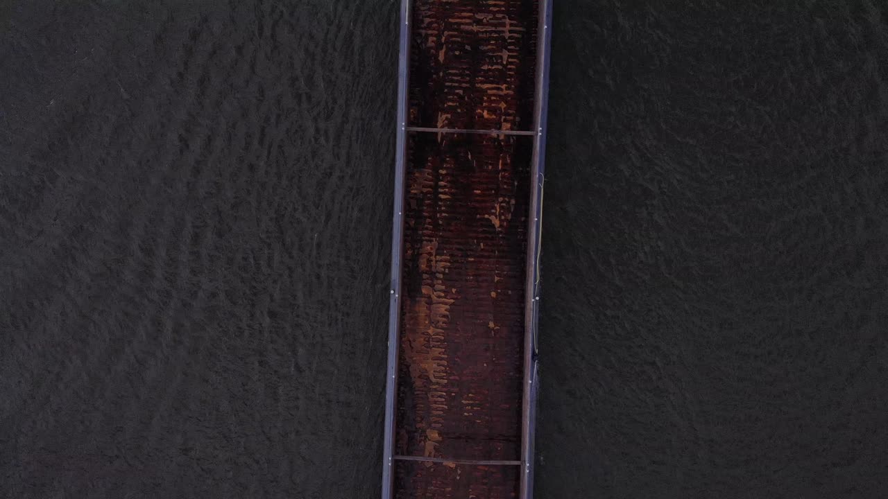 granelero seco vacío en el río pacífico de oude maas cerca de puttershoek, países bajos