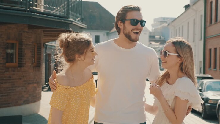 amici che camminano in città