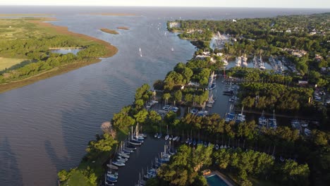 club náutico de san isidro a lo largo de la desembocadura del río de la plata al atardecer, buenos aires en argentina