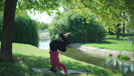 Mujer-Haciendo-El-Pino-Apoyado-En-El-Parque