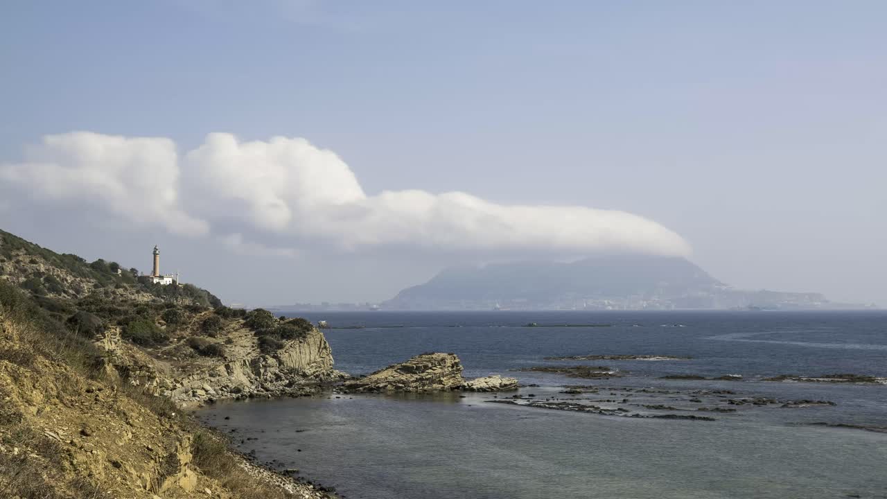 Scogliera con faro vicino al mare