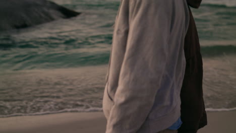les encantan sus paseos por la playa