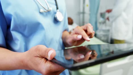 Mittelteil-Einer-Ärztin,-Die-Ein-Digitales-Tablet-Verwendet