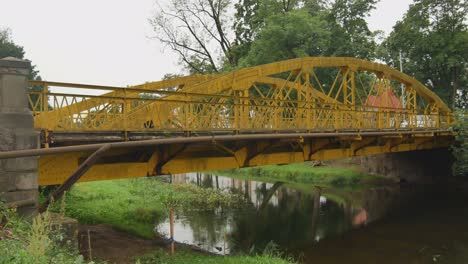 Gelbe-Brücke-über-Den-Fluss-Sysa-In-Silute,-Litauen