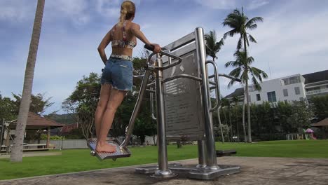 mujer haciendo ejercicio en un gimnasio al aire libre en un complejo tropical