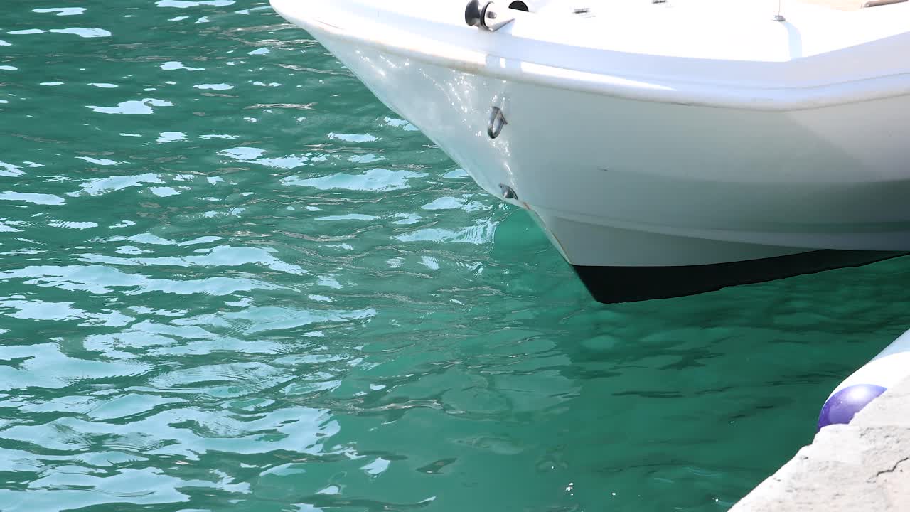 도크에서 부드럽게 흔들리는 배