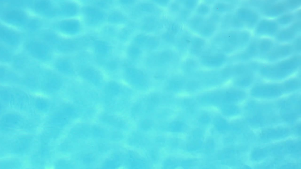 Cahaya berkilauan di kolam renang biru