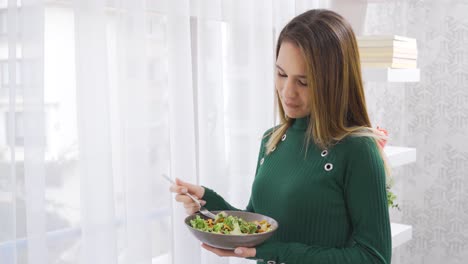 Comer-Vegetales.-Una-Mujer-De-Vida-Sana-Come-Verduras.