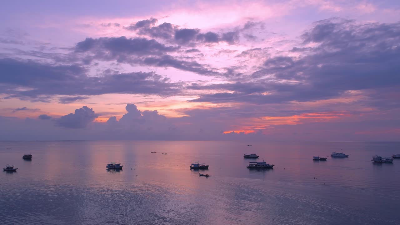 보트와 함께 바다 위의 멋진 일몰