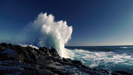 fuertes olas chocando contra las rocas