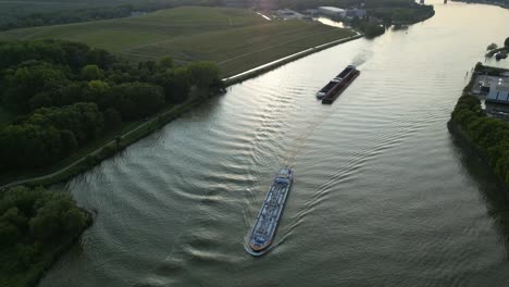 Ansicht-Von-Schiffen,-Die-Wellenkräuseln-Entlang-Der-Merwede-In-Sliedrecht-Verursachen