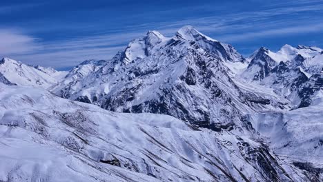 picos de montañas nevadas