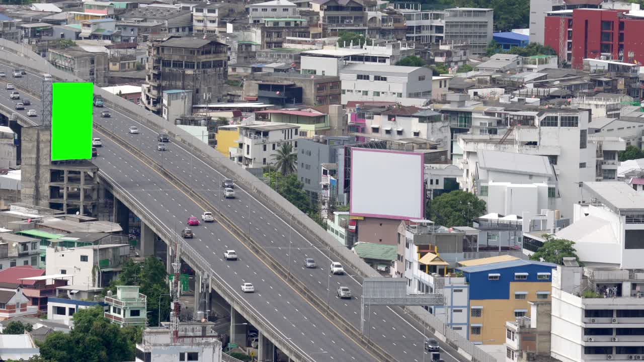 도로 위의 녹색 스크린 또는 크로마 키 모니터를 가진 도시의 고속도로에서 차를 운전하는 교통의 4k 공중 뷰 현대적인 야외 모형 광고 디스플레이 빌보드 메트로폴리스 다운타운 지구