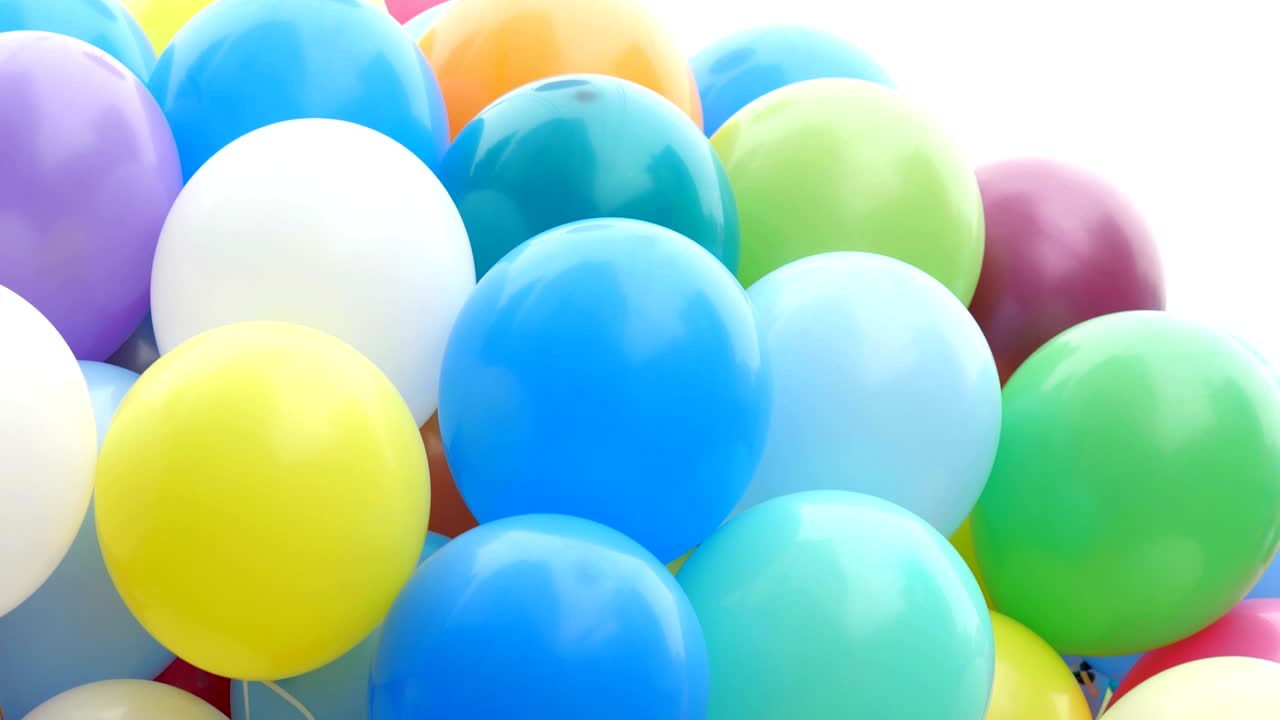 globos de helio de colores festivos