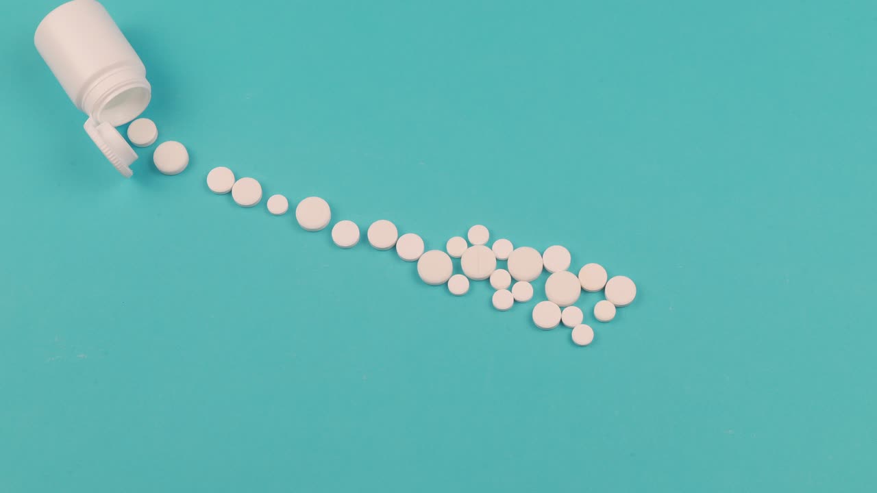 파란색 배경에 색 알약의 4k 스 모션 애니메이션