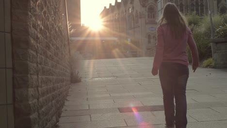 Mujer-Camina-En-La-Puesta-De-Sol-De-La-Ciudad-Urbana