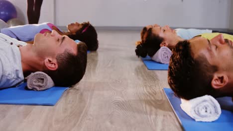 grupo de personas que realizan yoga