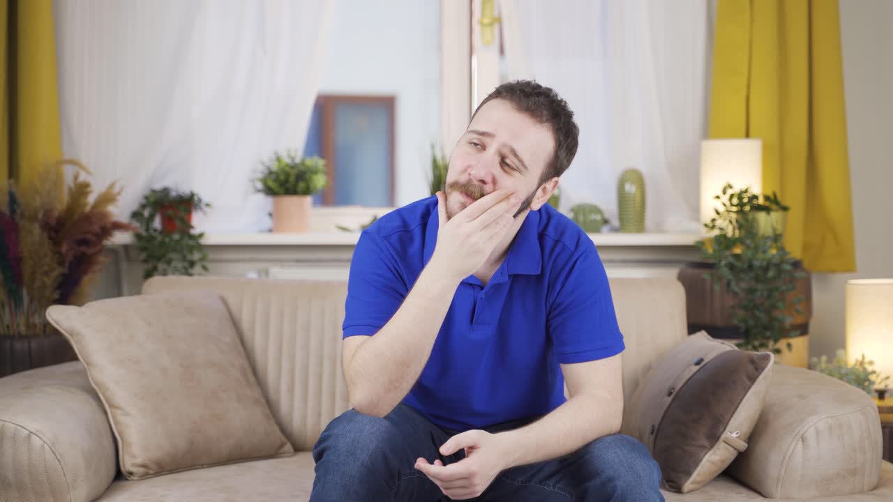 슬프고 슬픈 추억을 생각하는 사람.