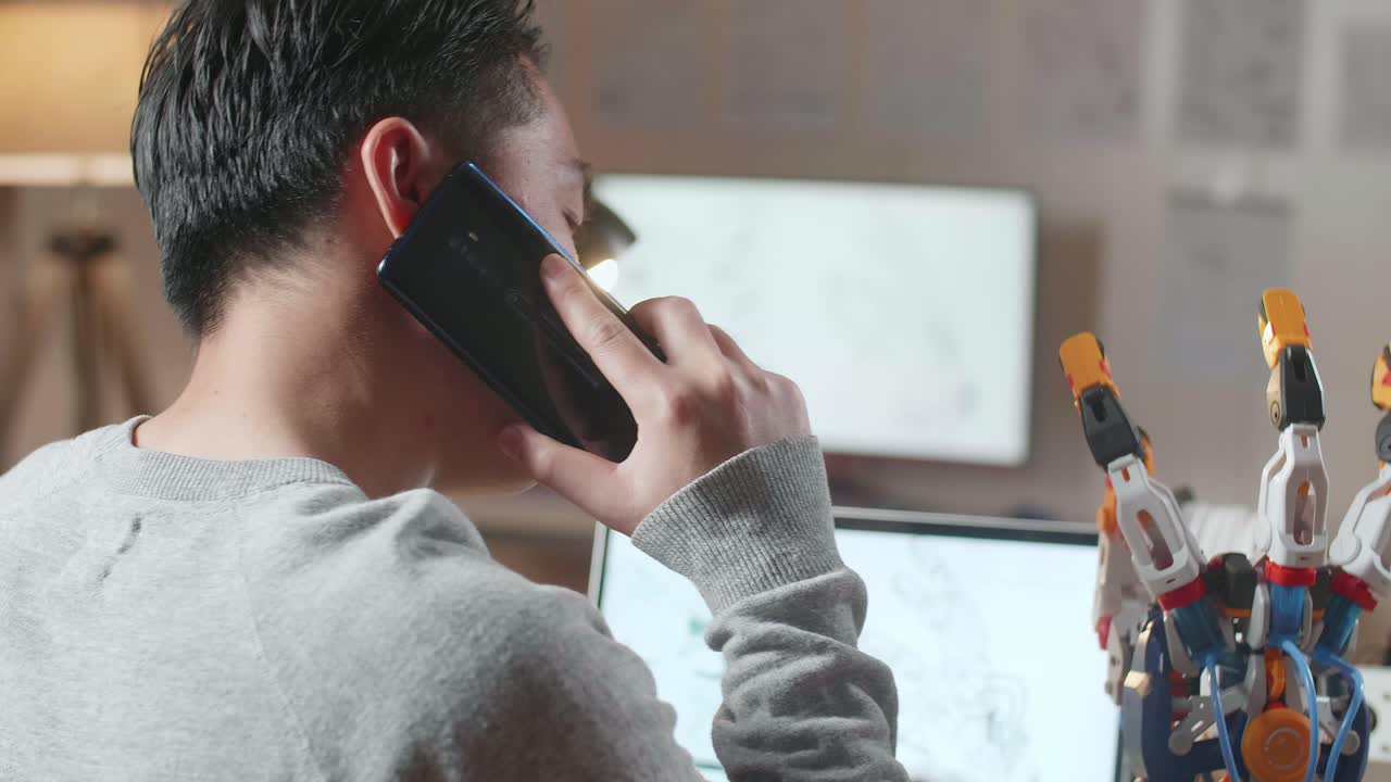 전화로 로 프로젝트를 하고 있는 남자