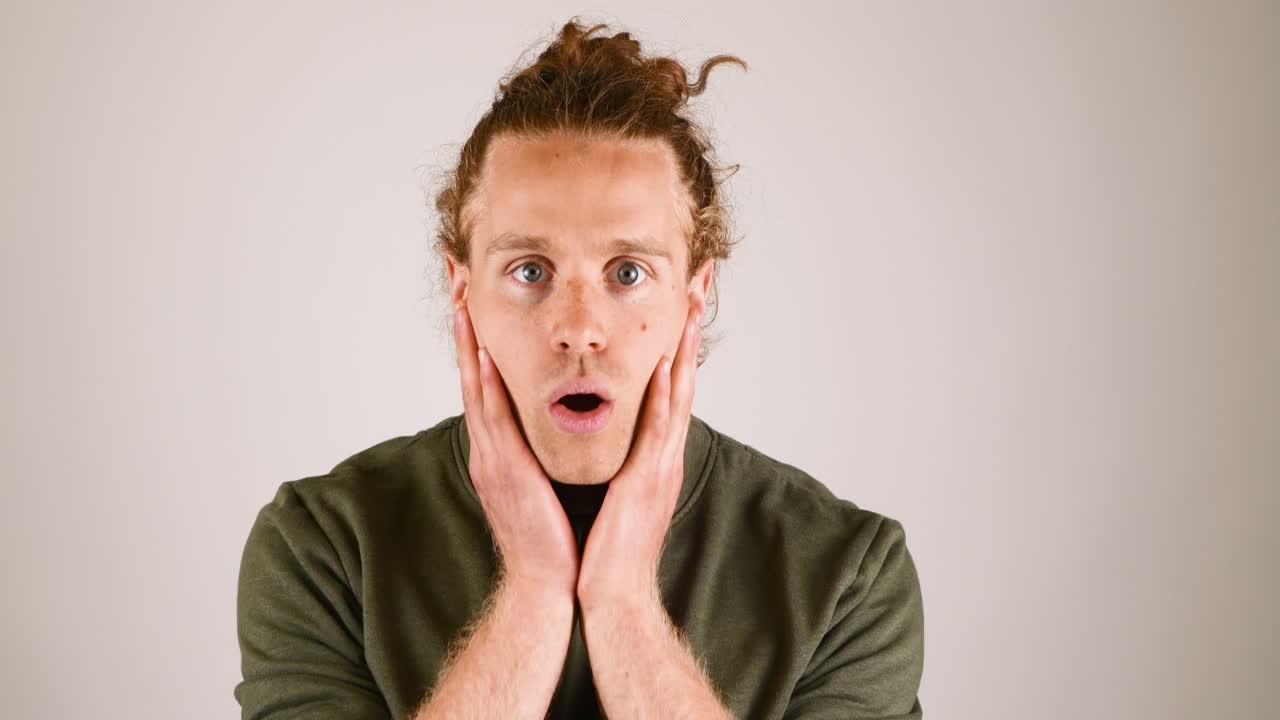 mostrando emociones conmocionadas al ver algo