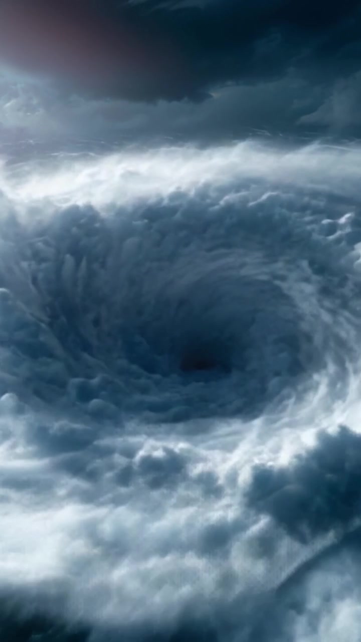 Dynamisk hvirvlende vortex fanget under atmosfæriske forhold, der viser den rå kraft og skønhed i naturens mest fascinerende fænomener på en mørk himmel