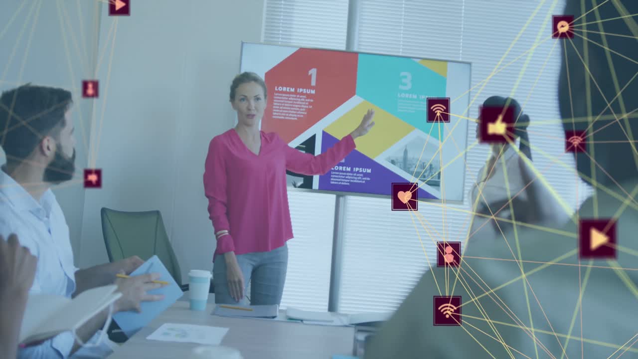animación de dos globos de iconos digitales contra una mujer caucásica dando una presentación en la oficina.