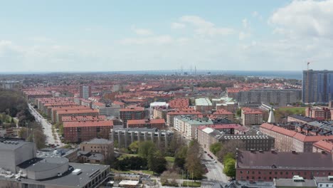 Drone-Disparó-Sobre-La-Ciudad-De-Malmö-Con-Öresund-En-El-Horizonte