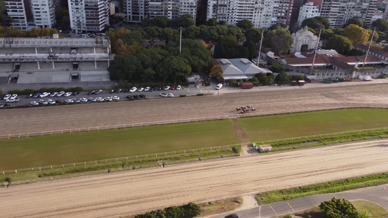imágenes aéreas dinámicas de caballos corriendo montados por jinetes en el hipódromo argentino de palermo hipódromo ubicado en buenos aires, argentina