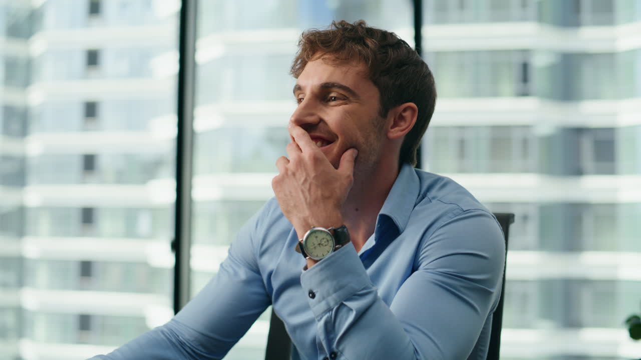 hombre de negocios feliz satisfecho logro negocios corporativos en la oficina de cerca.