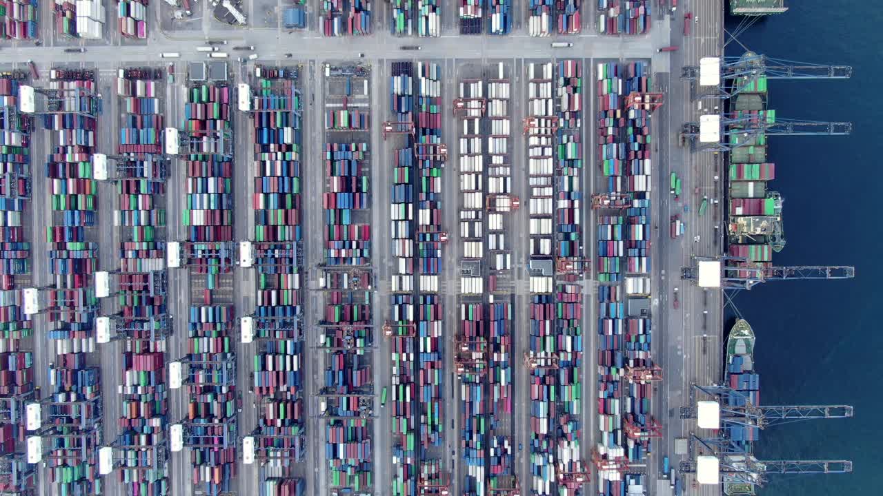 적재 및 하역 작업 중 홍콩 항구에 정박한 초대형 컨테이너선, 조감도