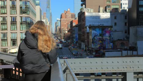 Blondes-Mädchen,-Das-Am-öffentlichen-Park-Der-Hohen-Linie-Steht-Und-Die-Stadtansichten-In-Manhattan,-New-York,-Usa-Betrachtet