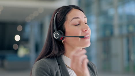 mujer, centro de llamadas y escuchar con hablar