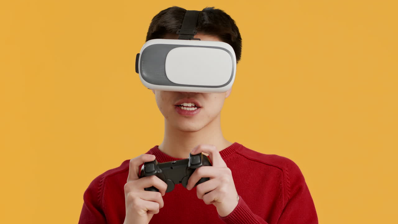 Giovane con visore VR che gioca a un videogioco