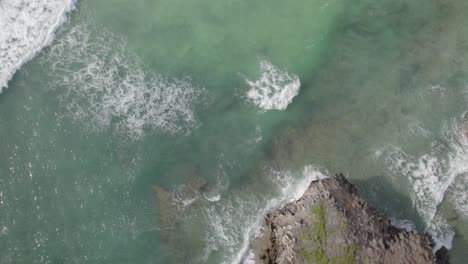 Drohnenvideo-Eines-Flugs-über-Eine-Kleine-Insel,-Wasserwellen-An-Der-Küste-Kenias