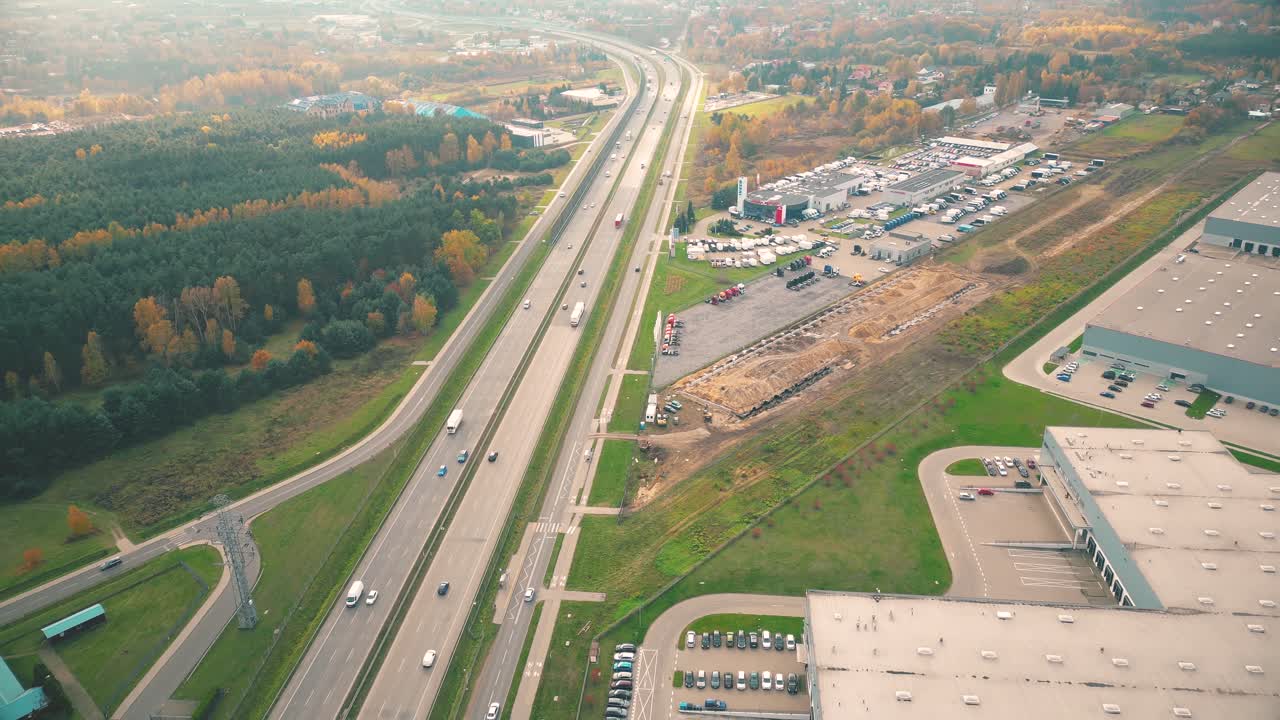 edificios del centro logístico, almacenes cerca de la autopista, vista desde la altura, un gran número de camiones en el estacionamiento cerca del almacén