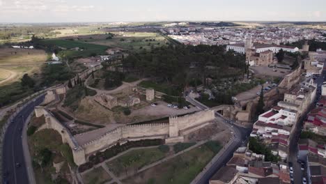 Alte-Zitadelle-Von-Alcazaba,-Spanische-Landschaft-Im-Hintergrund