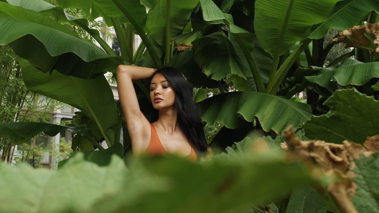 bellissima modella bruna in posa in un bikini suit-1