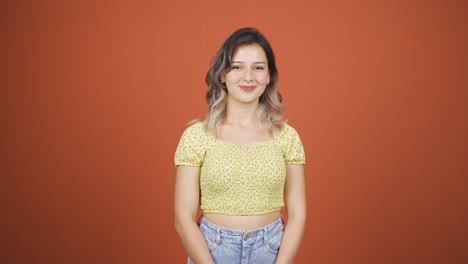 mujer joven guiñando el ojo a la cámara.