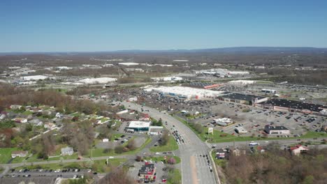 imágenes aéreas de drones de 4k de centros comerciales industriales y centros comerciales en el centro de nueva york y el tráfico se pueden ver con montañas en el fondo