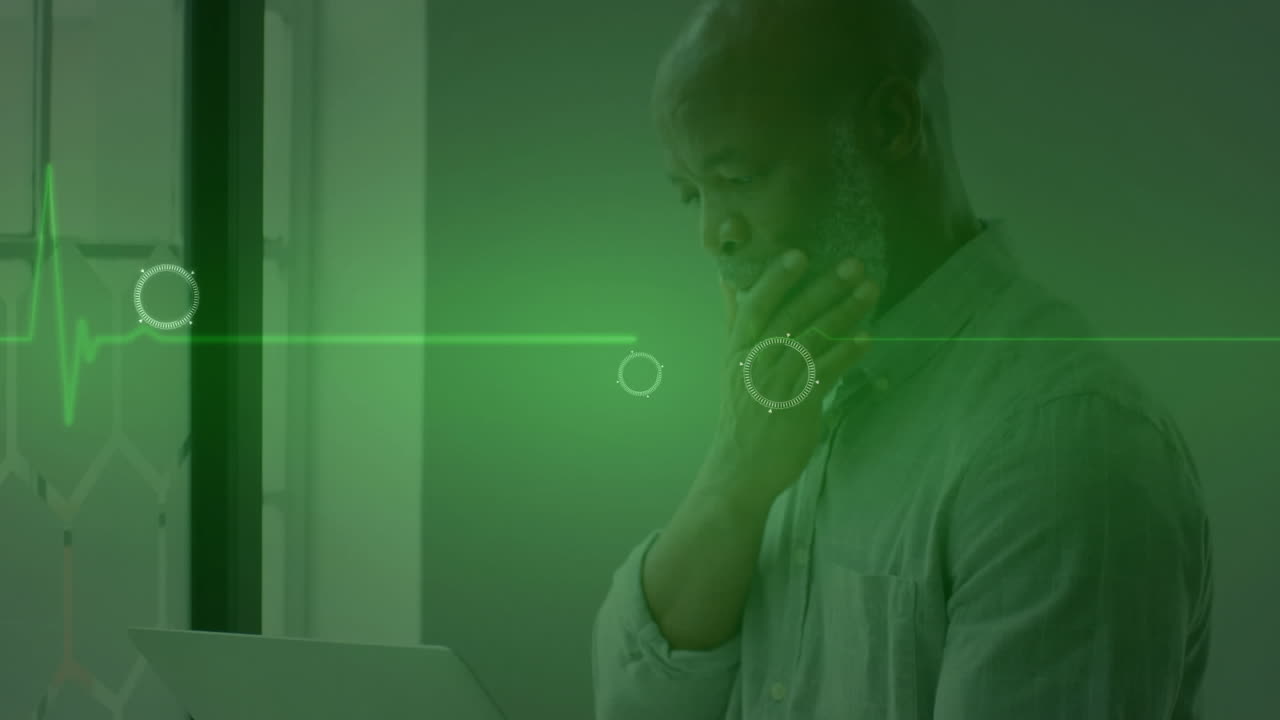 animación de la línea isoeléctrica sobre un empresario afroamericano que usa una computadora portátil en la oficina