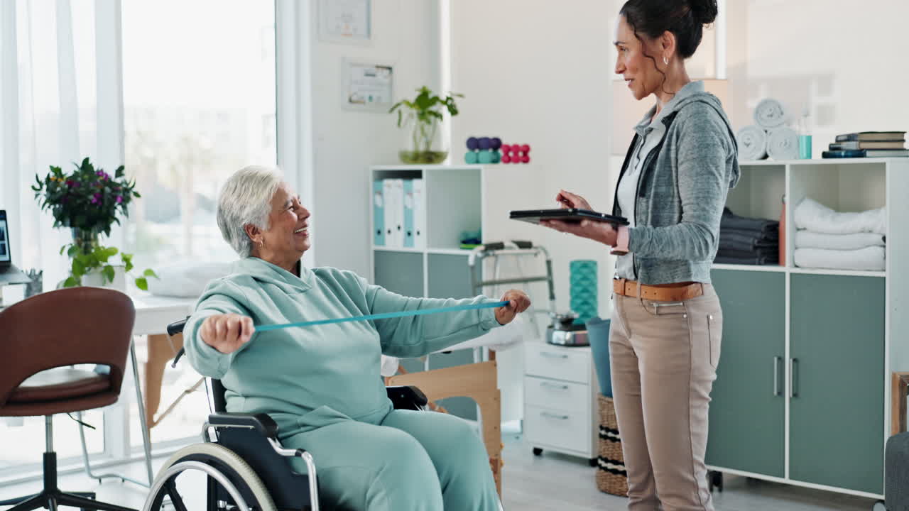 치료사와 함께 물리 치료를 받는 고령 여성