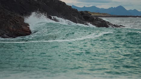 Fuertes-Olas-Están-Rompiendo-En-Las-Rocas