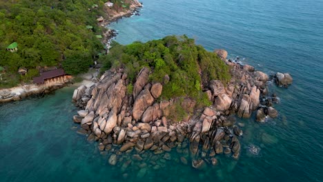 impresionante vuelo giratorio de drones sobre hermosos acantilados en el océano tropical