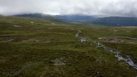 Schlammiger-Bergpfad-Im-Norden