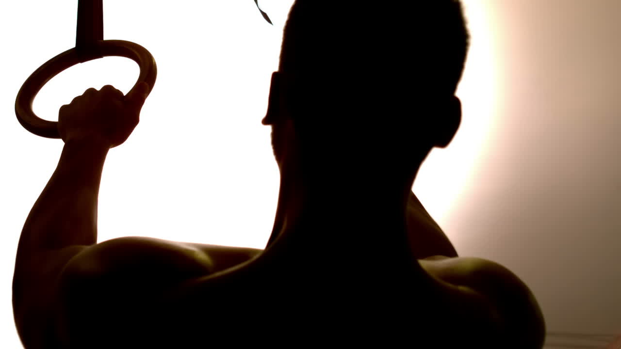 크로스피트 체육관 에서 체조 링 을 사용 하는 체조 남자