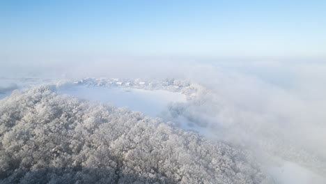 Hyperlapse-of-a-snowy-and-foggy-landscape-with-woods-and-a-few-houses