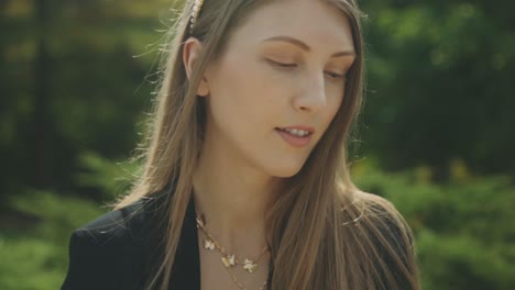 dama rubia con una mirada elegante acaricie suavemente su cabello y eche un vistazo a su reloj de pulsera